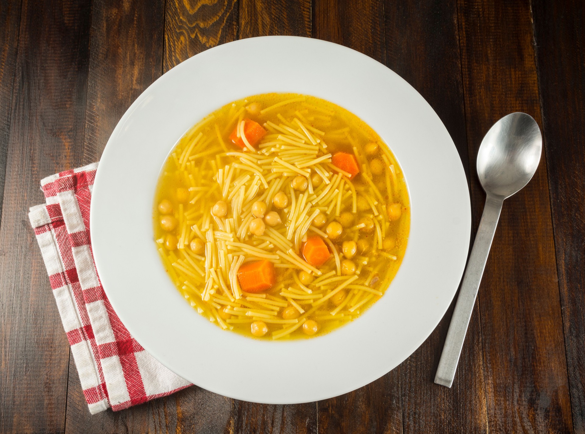 Chickpeas with noodles soup